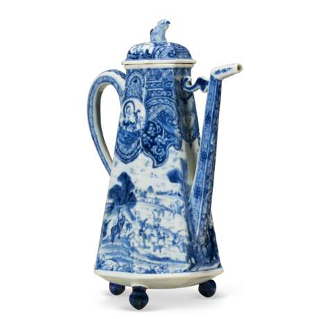 A CHINESE EXPORT BLUE AND WHITE PORCELAIN EUROPEAN SUBJECT COFFEE-POT AND COVER - photo 3