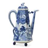 A CHINESE EXPORT BLUE AND WHITE PORCELAIN EUROPEAN SUBJECT COFFEE-POT AND COVER - Foto 4