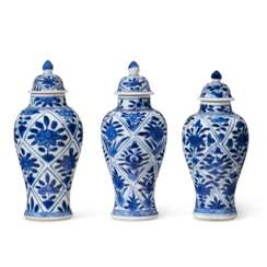 A CHINESE EXPORT PORCELAIN BLUE AND WHITE SMALL THREE-PIECE GARNITURE