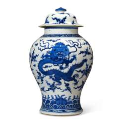 A CHINESE EXPORT PORCELAIN BLUE AND WHITE LARGE BALUSTER JAR AND COVER