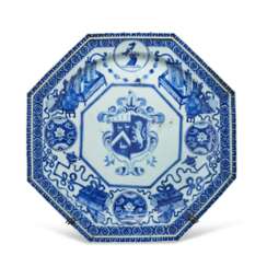 A LARGE CHINESE EXPORT PORCELAIN BLUE AND WHITE ENGLISH MARKET ARMORIAL CHARGER