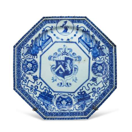 A LARGE CHINESE EXPORT PORCELAIN BLUE AND WHITE ENGLISH MARKET ARMORIAL CHARGER - фото 1
