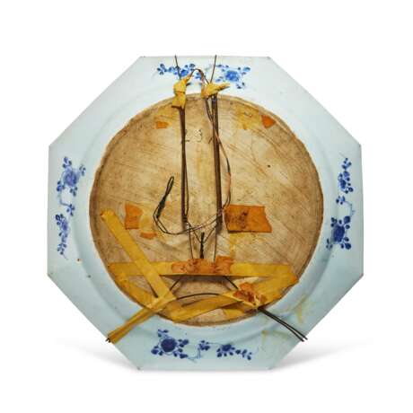 A LARGE CHINESE EXPORT PORCELAIN BLUE AND WHITE ENGLISH MARKET ARMORIAL CHARGER - Foto 2