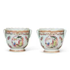 A PAIR OF CHINESE EXPORT PORCELAIN FAMILLE ROSE WINE COOLERS