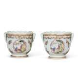 A PAIR OF CHINESE EXPORT PORCELAIN FAMILLE ROSE WINE COOLERS - фото 1