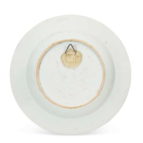 A CHINESE EXPORT PORCELAIN 'BURGHLEY' PLATE - фото 2