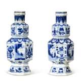 A PAIR OF CHINESE EXPORT PORCELAIN BLUE AND WHITE FACETED DOUBLE-GOURD VASES - фото 1