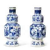 A PAIR OF CHINESE EXPORT PORCELAIN BLUE AND WHITE FACETED DOUBLE-GOURD VASES - photo 2