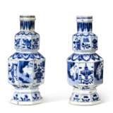 A PAIR OF CHINESE EXPORT PORCELAIN BLUE AND WHITE FACETED DOUBLE-GOURD VASES - photo 3