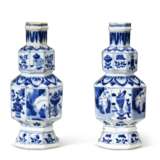 A PAIR OF CHINESE EXPORT PORCELAIN BLUE AND WHITE FACETED DOUBLE-GOURD VASES - фото 4