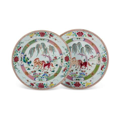A PAIR OF CHINESE EXPORT PORCELAIN FAMILLE ROSE CHARGERS - photo 1