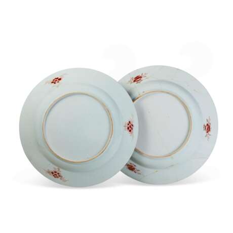 A PAIR OF CHINESE EXPORT PORCELAIN FAMILLE ROSE CHARGERS - photo 2