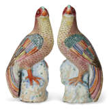 A PAIR OF CHINESE EXPORT PORCELAIN FAMILLE ROSE PHEASANTS - фото 1
