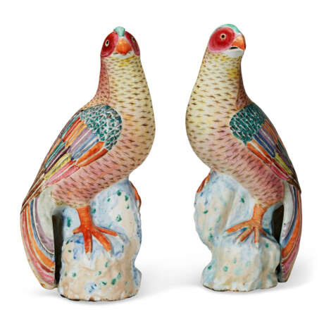 A PAIR OF CHINESE EXPORT PORCELAIN FAMILLE ROSE PHEASANTS - Foto 2