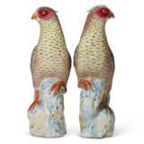 A PAIR OF CHINESE EXPORT PORCELAIN FAMILLE ROSE PHEASANTS - Foto 3