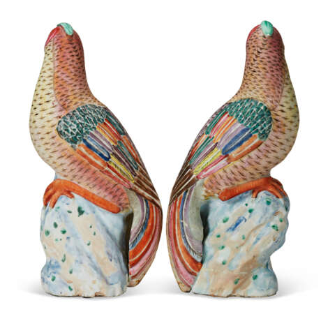 A PAIR OF CHINESE EXPORT PORCELAIN FAMILLE ROSE PHEASANTS - Foto 4