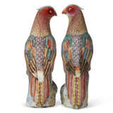 A PAIR OF CHINESE EXPORT PORCELAIN FAMILLE ROSE PHEASANTS - фото 5