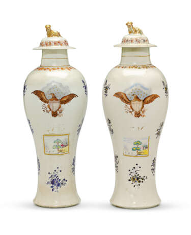 A LARGE PAIR OF CHINESE EXPORT PORCELAIN 'AMERICAN MARKET' VASES AND COVERS - Foto 1