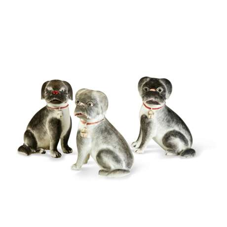 THREE CHINESE EXPORT PORCELAIN GRISAILLE PUG DOGS - Foto 1