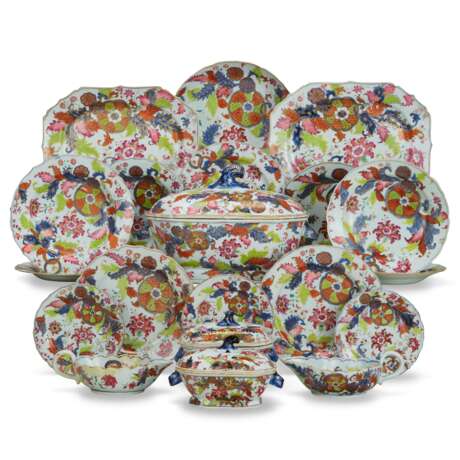 A CHINESE EXPORT PORCELAIN ASSEMBLED PART DINNER SERVICE - Foto 1