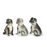 THREE CHINESE EXPORT PORCELAIN GRISAILLE PUG DOGS - Foto 2