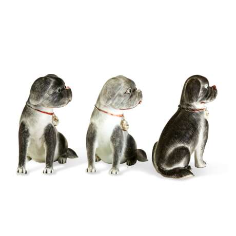 THREE CHINESE EXPORT PORCELAIN GRISAILLE PUG DOGS - Foto 3