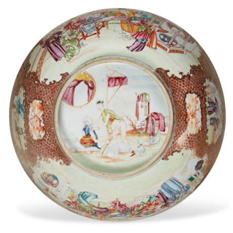 A CHINESE EXPORT PORCELAIN FAMILLE ROSE 'EROTIC' PUNCH BOWL - фото 2