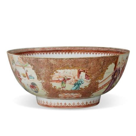 A CHINESE EXPORT PORCELAIN FAMILLE ROSE 'EROTIC' PUNCH BOWL - фото 3