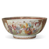 A CHINESE EXPORT PORCELAIN FAMILLE ROSE 'EROTIC' PUNCH BOWL - фото 4