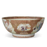 A CHINESE EXPORT PORCELAIN FAMILLE ROSE 'EROTIC' PUNCH BOWL - фото 5