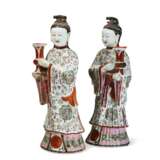 A PAIR OF CHINESE EXPORT PORCELAIN FAMILLE ROSE COURT LADY CANDLEHOLDERS - photo 2