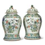 A LARGE PAIR OF CHINESE EXPORT PORCELAIN FAMILLE VERTE JARS AND COVERS - фото 1