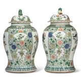 A LARGE PAIR OF CHINESE EXPORT PORCELAIN FAMILLE VERTE JARS AND COVERS - фото 2