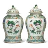 A LARGE PAIR OF CHINESE EXPORT PORCELAIN FAMILLE VERTE JARS AND COVERS - фото 3
