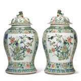 A LARGE PAIR OF CHINESE EXPORT PORCELAIN FAMILLE VERTE JARS AND COVERS - photo 4