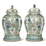 A LARGE PAIR OF CHINESE EXPORT PORCELAIN FAMILLE VERTE JARS AND COVERS - photo 5