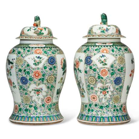 A LARGE PAIR OF CHINESE EXPORT PORCELAIN FAMILLE VERTE JARS AND COVERS - фото 5