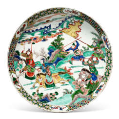 A LARGE CHINESE EXPORT PORCELAIN FAMILLE VERTE SAUCER DISH