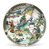 A LARGE CHINESE EXPORT PORCELAIN FAMILLE VERTE SAUCER DISH - фото 1