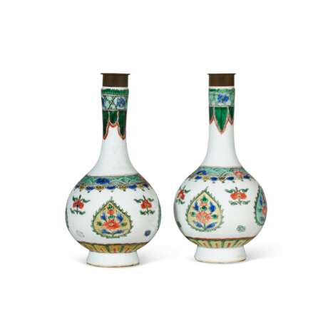 A PAIR OF CHINESE EXPORT PORCELAIN FAMILLE VERTE SMALL BOTTLE VASES - фото 1