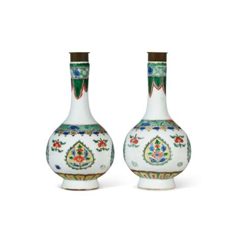 A PAIR OF CHINESE EXPORT PORCELAIN FAMILLE VERTE SMALL BOTTLE VASES - photo 2