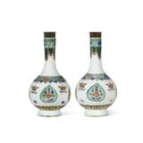 A PAIR OF CHINESE EXPORT PORCELAIN FAMILLE VERTE SMALL BOTTLE VASES - photo 3