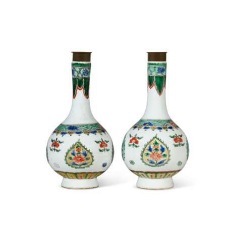 A PAIR OF CHINESE EXPORT PORCELAIN FAMILLE VERTE SMALL BOTTLE VASES - фото 4