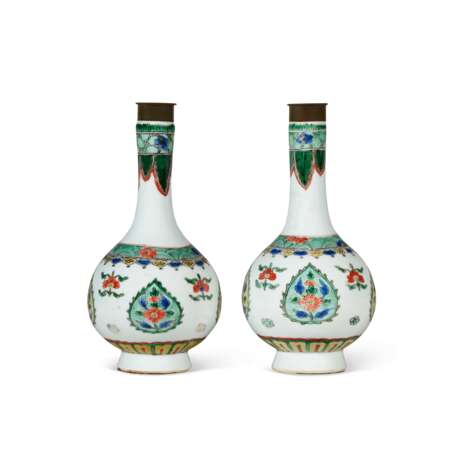 A PAIR OF CHINESE EXPORT PORCELAIN FAMILLE VERTE SMALL BOTTLE VASES - photo 5