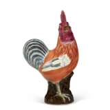 A CHINESE EXPORT PORCELAIN FAMILLE ROSE COCKEREL - Foto 3