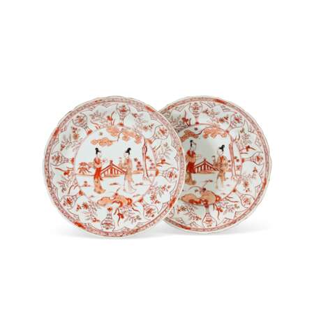 A PAIR OF CHINESE EXPORT PORCELAIN IRON-RED MOLDED DISHES - Foto 1