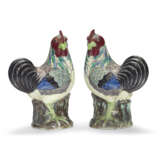 A PAIR OF CHINESE EXPORT PORCELAIN FAMILLE VERTE COCKERELS - photo 1