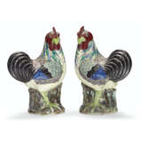 A PAIR OF CHINESE EXPORT PORCELAIN FAMILLE VERTE COCKERELS - photo 2