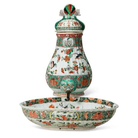 A CHINESE EXPORT PORCELAIN FAMILLE VERTE WALL CISTERN, COVER AND BASIN - Foto 1