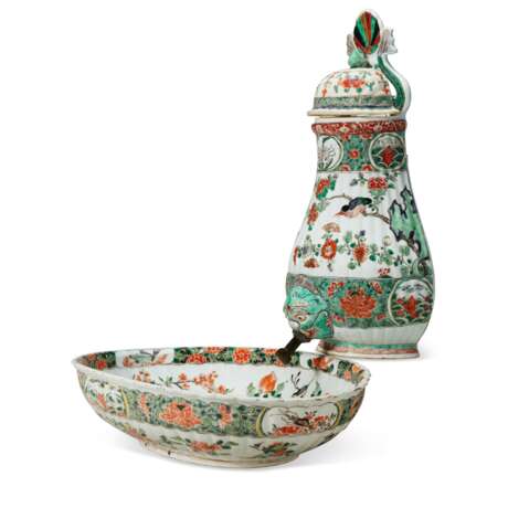 A CHINESE EXPORT PORCELAIN FAMILLE VERTE WALL CISTERN, COVER AND BASIN - photo 2